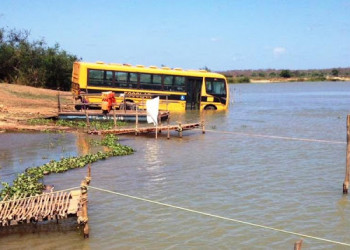 Ônibus escolar atola na margem do Rio Longá após manobra arriscada